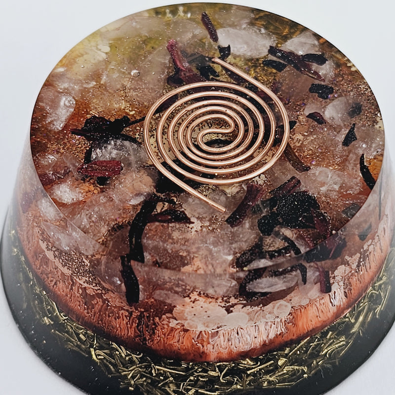 Orgonite tower met Carneool en gedroogde Hibiscus